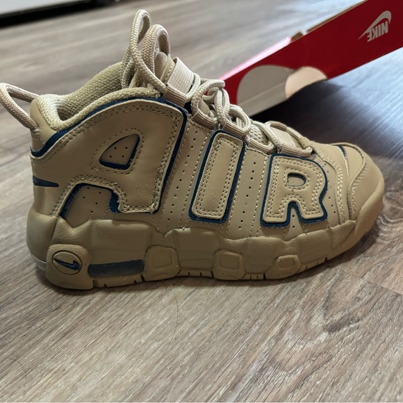 Boys size 1 Nike air more uptempo - Picture 3 of 7